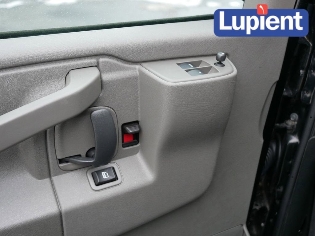 2025 Chevrolet Express Passenger 3500 1LT