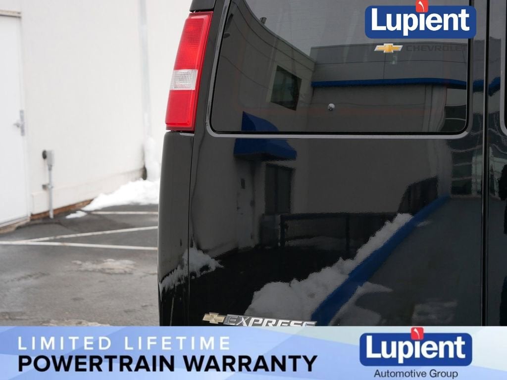 2025 Chevrolet Express Passenger 3500 1LT