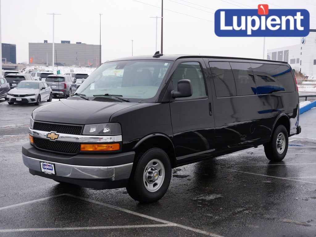 2025 Chevrolet Express Passenger 3500 1LT