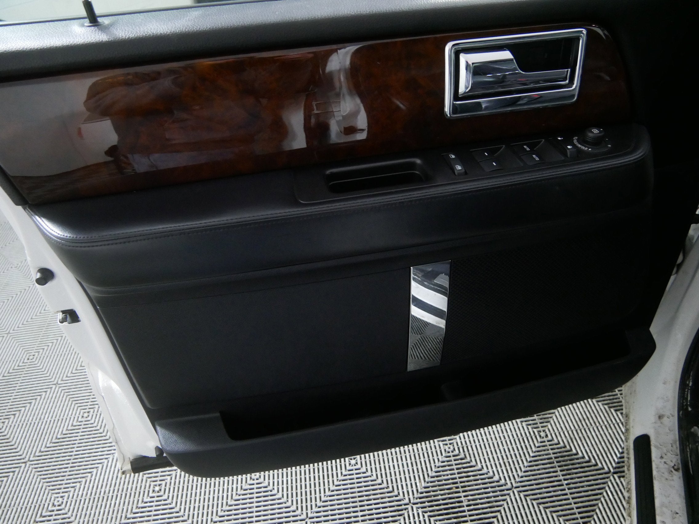 2015 Lincoln Navigator L Base