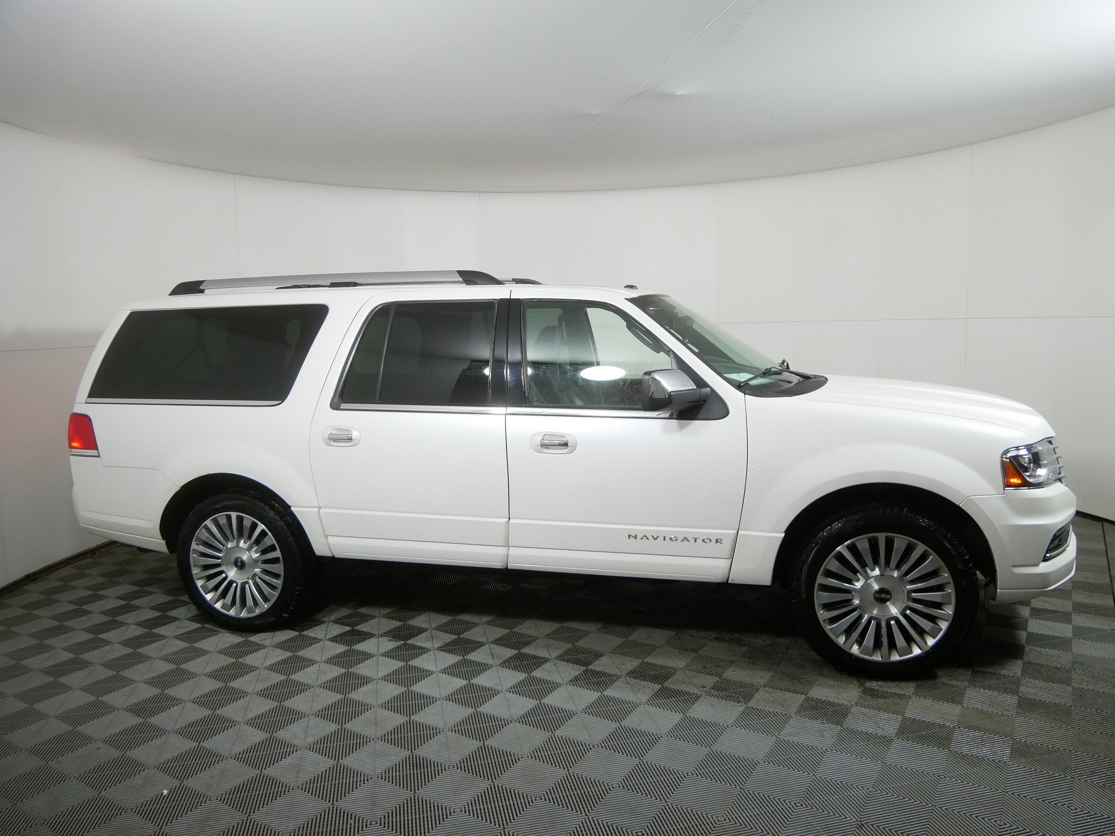 2015 Lincoln Navigator L Base