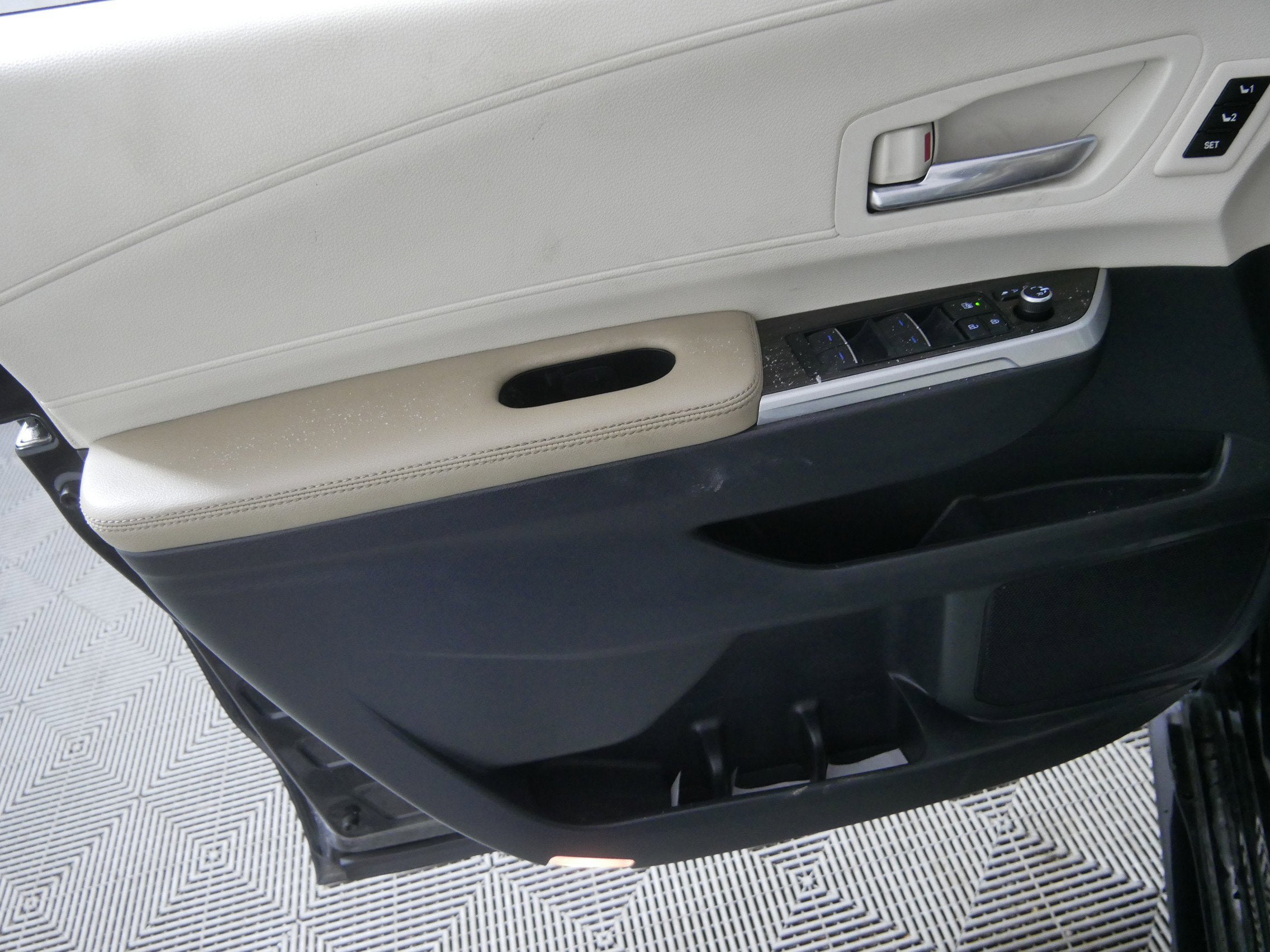 2023 Toyota Sienna LE