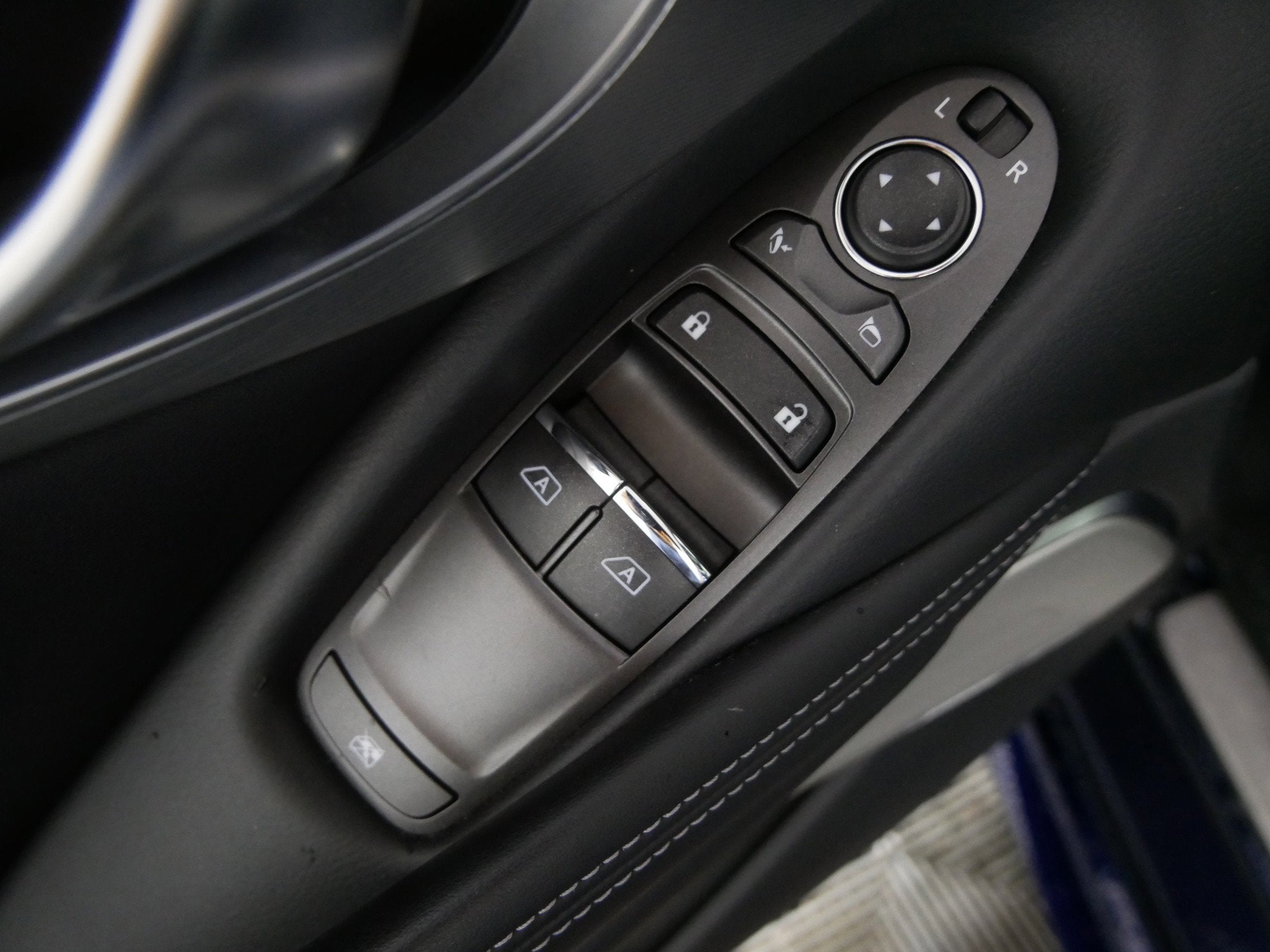 2022 INFINITI Q60 LUXE