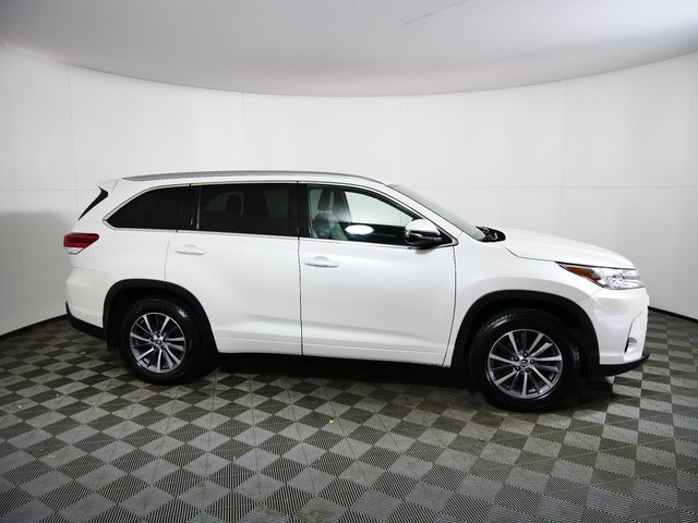 Used 2017 Toyota Highlander XLE with VIN 5TDJZRFHXHS379786 for sale in Minneapolis, Minnesota