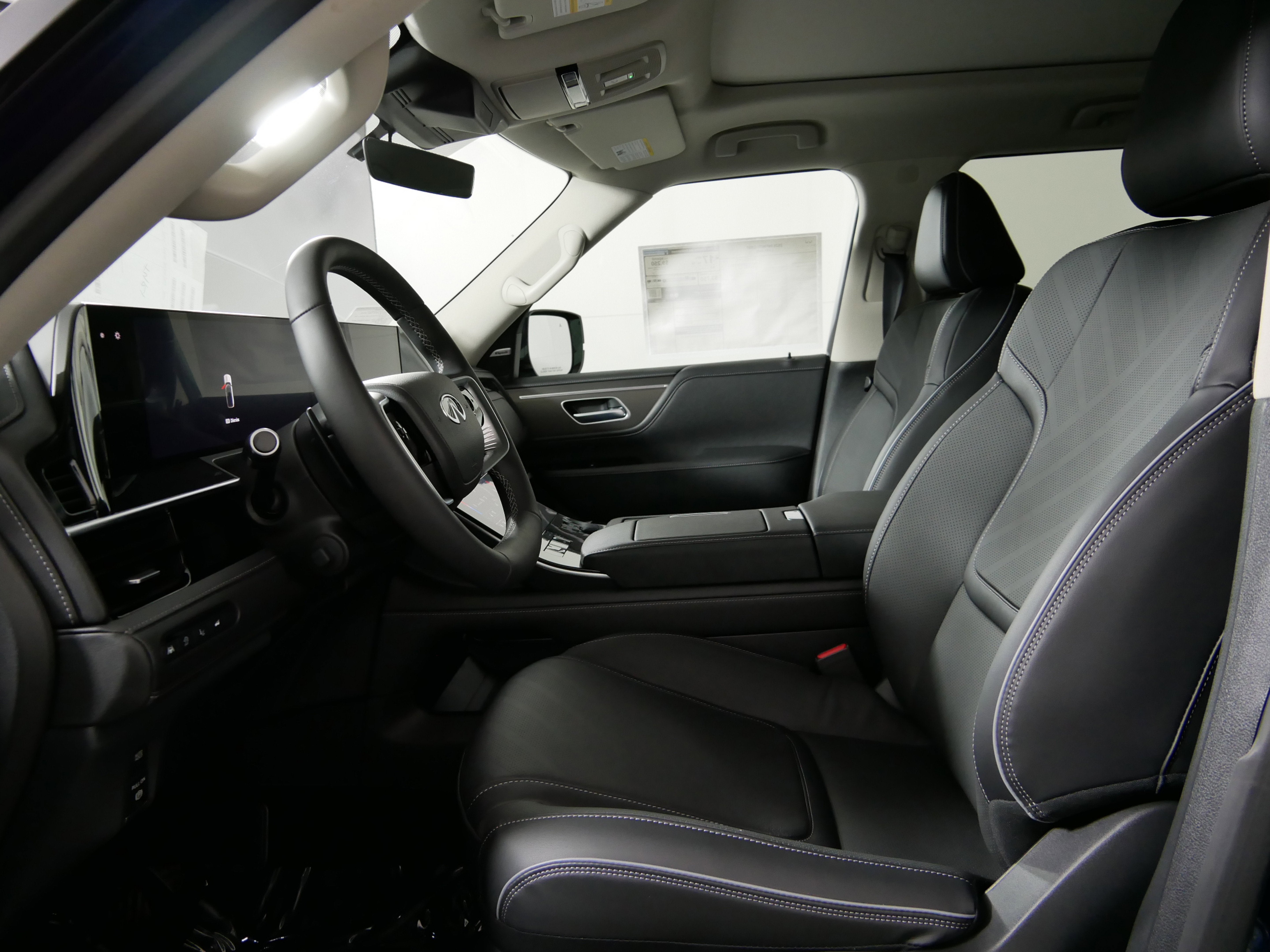 2025 INFINITI QX80 LUXE